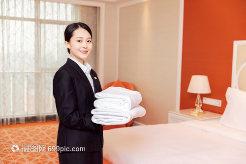 酒店貼身管家與餐飲管理 以毛巾為媒介的精致服務藝術